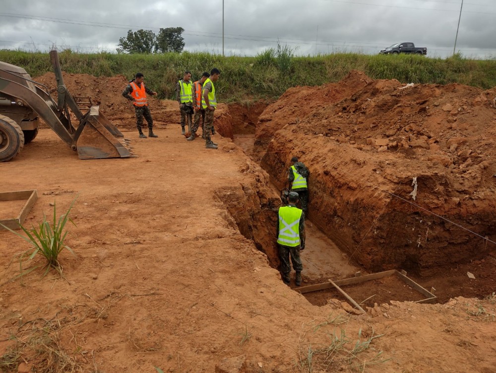 Jaru Exército retoma obras de construção das marginais no setor 08