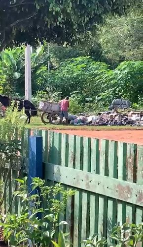 Jaru Morador Revoltado Atitude De Pessoas Que Jogam Lixo Em